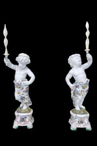 Coppia di grandi candelieri putti in maiolica a decoro floreale policromo.Gian  Battista Viero,Nove di Bassano.