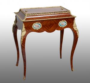 Französischer Napoleon III. Beistelltisch/Blumenständer aus edlem exotischem Holz mit Applikationen von Sevres-Porzellanplatten. 19. Jahrhundert.