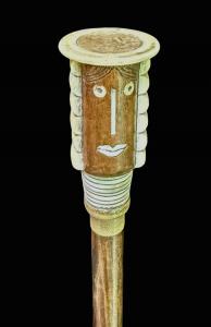 Stock mit einem Knauf, der den stilisierten Kopf einer weiblichen Figur im Art-déco-Stil darstellt.