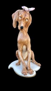 Figura di cane in porcellana con farfalla. Manifattura Cappe’.