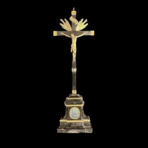 Cristo in bronzo con croce e base in ebano e modanature in argento.Sulla base miniatura  raffigurante ‘Madonna dei sette dolori’.Italia.