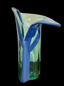 Vaso in vetro pesante verde trasparente con inserti verticali  di strisce azzurre.Murano.