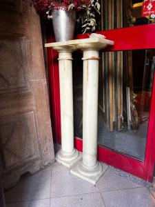 DARS419 - N. 2 colonnes en albâtre, XXe siècle, dimensions cm : L 23 x H 102 x P 23 ;