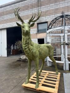 Cervo in bronzo, 2,10 m per 3 m altezza