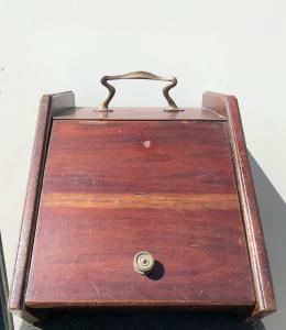 Armário portátil para carvão em madeira de mogno.