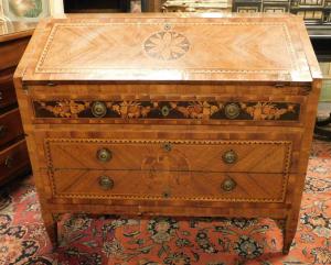 ARM230 - Veneered and inlaid fall-front desk, 18th century, measures cm L 116 x H 105
