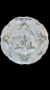 Majolica plate with architectural and floral decorations. Pavia.