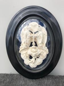 Bassrelief aus Meerschaum (Magnesit), das ein Engelspaar mit einem Cherub darstellt. Signatur A. Masson. 1856. Frankreich.