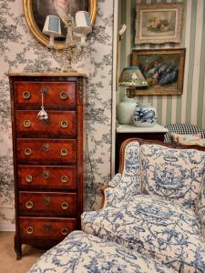 Small and elegant Napoleon III chest of drawers in Rosewood.