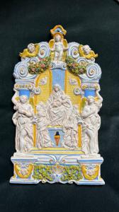 Targa-placca devozionale  in terraglia rappresentante l’Istituzione del Rosario.Manifattura Passarin.Bassano del Grappa.