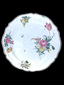 Majolica plate with 'rose' decoration, third firing. Ferniani Faenza manufacture. Signed. 24 cm.