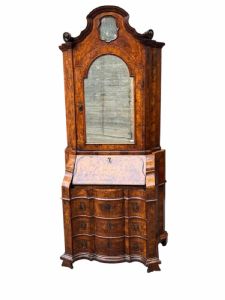 Favoloso trumeau in legno di noce e radica di noce mosso sul fronte e nei fianchi in prima patina con calatoia sagomata.VENEZIA XVIII secolo 