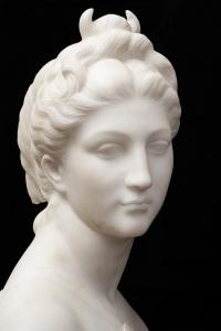 Sculpture néoclassique antique en marbre blanc statuaire représentant Diane la Chasseresse. France XIXe siècle. - Foto 5