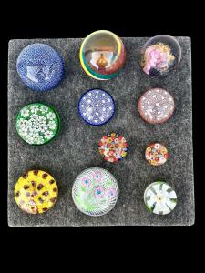 Serie di 11 fermacarte press-Papier in vetro pesante con inclusioni di murrine e variegazioni policrome.Murano.