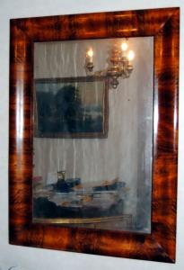  Vienna 1820 c.a..Elegante specchiera Biedermeier integra lastronata in piuma di noce, con vetro originale specchiato al mercurio.