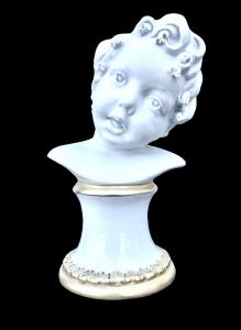 Busto di fanciullo in porcellana bisquit con dettagli in oro.Manifattura Ginori.
