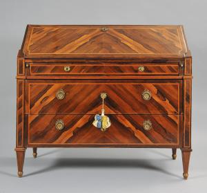 Louis XVI desk veneered in Indian walnut and inlaid with bois de rose, Genoa