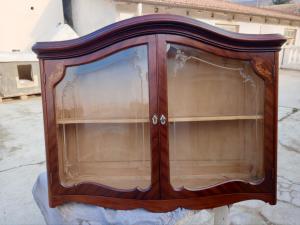 Vitrine suspensa de parede.