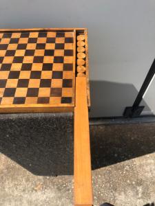 Schachbrett aus Kirsch- und Rosenholz mit Behältern und Damespiel.