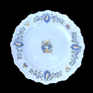 Majolica plate with rocaille decorations, inserts and plant motifs. Moustiers. France.