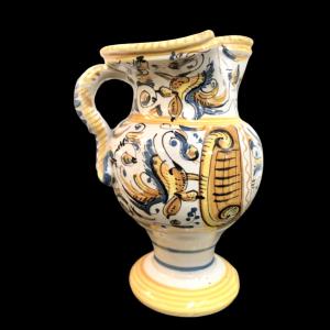 Boccale in maiolica con manico a serpenti stilizzati,decoro con aquila bicipite e raffaellesche.Manifattura Mordioni di Urbania.