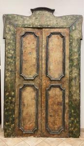 Porta pintada com moldura