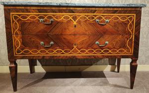 Elegant Louis XVI chest of drawers entirely veneered in walnut and enriched with maple inlays with a ribbon motif on the front and sides, supported by truncated pyramid legs with a grooved collar. Coeval gray marble top.