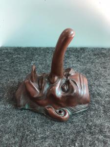 Kleine Maske mit grotesker Kupferfigur. Japan.