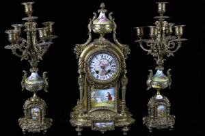 Trio bestehend aus einer französischen Uhr und zwei Kandelabern aus dem 19. Jahrhundert mit einem Zifferblatt aus Sevres-Porzellan.