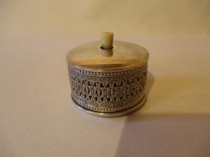 Rara campainha de prata 800 com corda manual