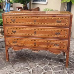 Directoire chest of drawers from the 1700s, Vicenza, in walnut with cherry wood inlays.