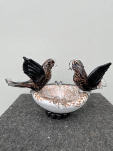 Portacenere con due uccellini in vetro sommerso con lattimo e avventurina.Barovier &Toso.Murano.