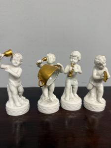 Grupo de 4 músicos de porcelana, Nápoles, Capodimonte, século XX, 12x4cm