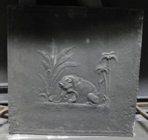 P250 - Cast iron fireplace backplate, depicting lion, 19th century, dimensions cm W 61 x H 61