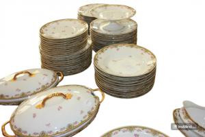 Conjunto de jantar de porcelana decorado com delicados motivos florais, 58 peças