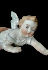 Caixa em porcelana em forma de ovo com anjo e coelho em relevo. - Foto 6