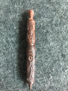 Hölzerne Nadelbox mit Figur und Pflanzenmotiven. Frankreich