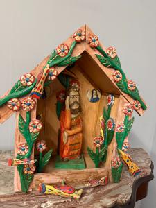 Zeitgenössische Holzoper, bemalt, Hütte mit Jesuskind, 56x57x30cm
