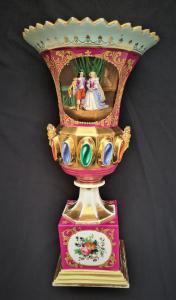 Manifattura Vecchia Parigi, primo XIX secolo Vaso in porcellana policroma.