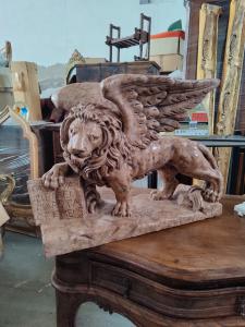 Superba scultura a tutto tondo - Leone di San Marco - 56 x 22 x H 44 cm - Marmo rosso Verona - Venezia