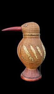 Scatola a forma di uccello in fibra di palma (rattan) intrecciata.