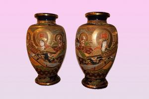 Coppia di vasi giapponesi Satsuma del 1800 riccamente decorati con personaggi e paesaggio