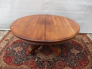 GRANDE MESA OVAL EM NOGUEIRA COM PÉ CENTRAL EXTENSÍVEL, ÉPOCA DO SÉCULO XIX, cm C158xL140xA72