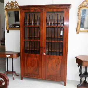 Biedermeier-Bücherregal mit zwei Türen aus Nussbaumwurzelholz