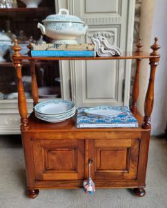 Piccola credenza con etagère, dell'800, in noce massello.