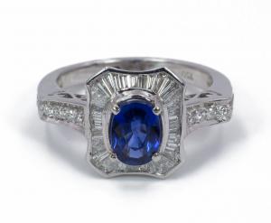 Anello in oro bianco con zaffiro e diamanti anni '50