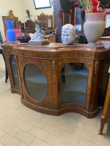 Geschwungene Anrichte mit Bronzen 180x50x105h