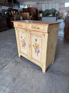 Lackierte Anrichte, Maße 108 × 50 × 108 Höhe