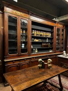 LIB165 - Important antique pharmacy complete with two counters, 20th century, linear meters 8.45 x H 2.80