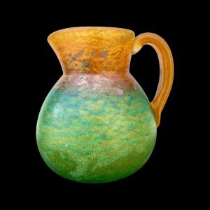 Zweifarbige Glaskrugvase mit Henkel. Signiert Georges de Feure. Frankreich.